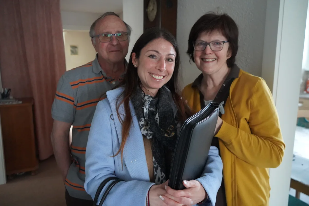 In der Wohnung an der Hintergasse. Willy Gebert, Katya Gallina und Monika Gebert.